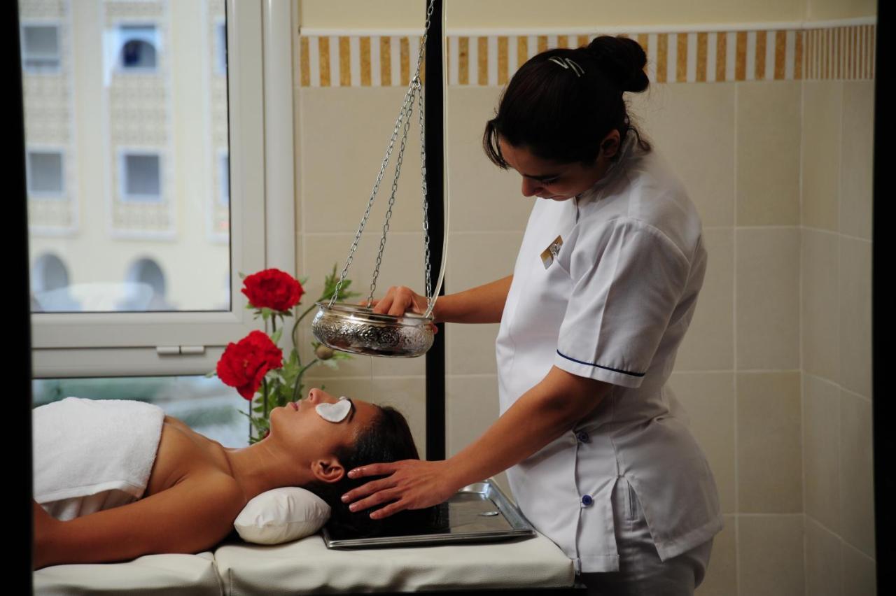 Hotel Jaz Tour Khalef Susa Esterno foto Ayurvedic practitioner performing Shirodhara